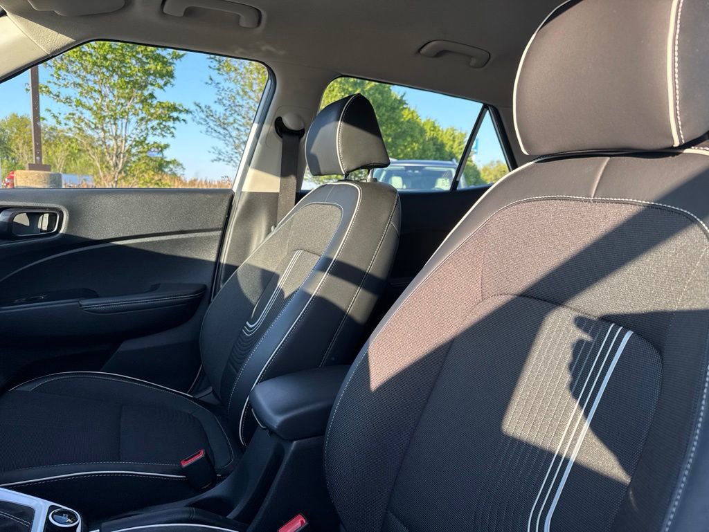 Used 2023 Hyundai Venue Limited FWD image 8