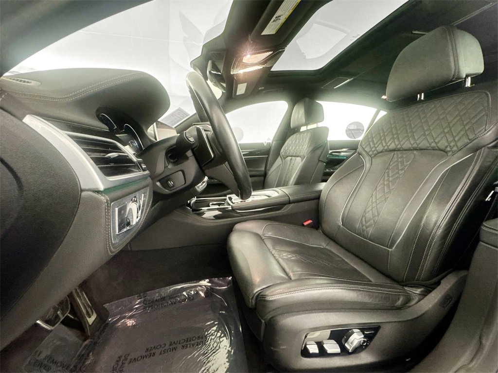 Used 2019 BMW 750i image 19