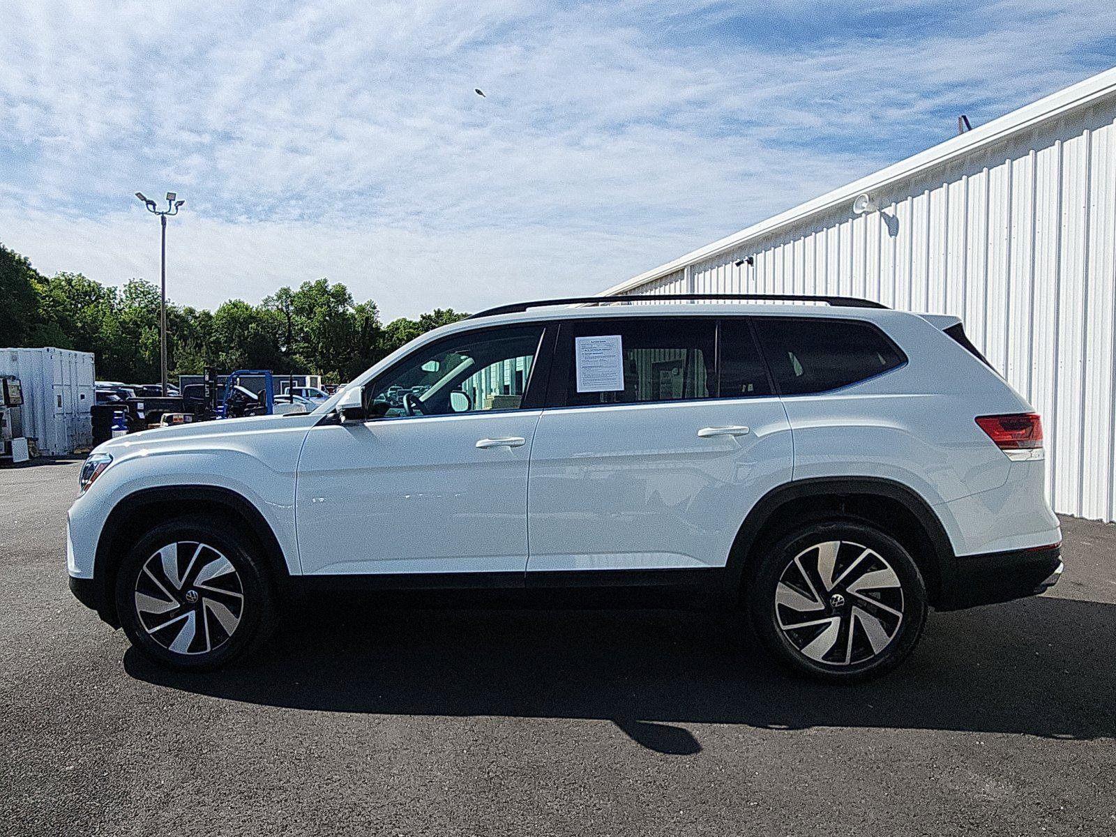 Used 2024 Volkswagen Atlas SE w/ Panoramic Sunroof Package AWD/4WD image 2