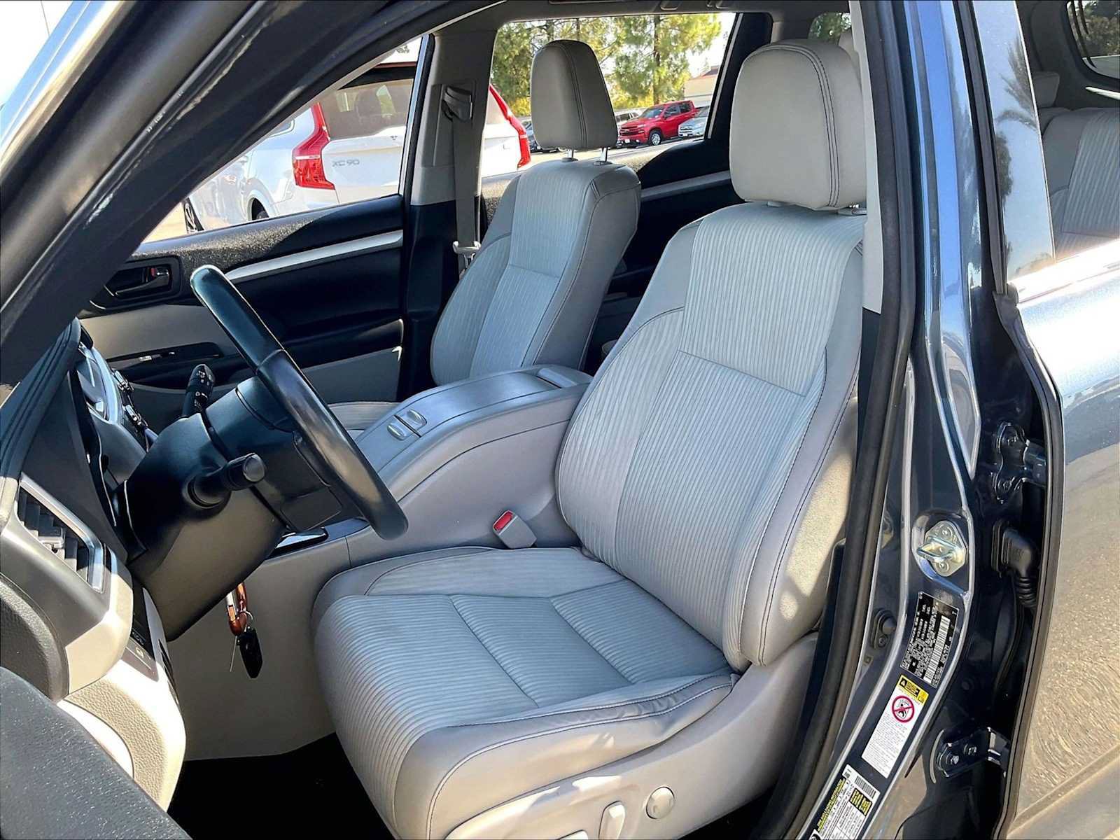 Used 2018 Toyota Highlander Plus w/ Carpet Mat Package (TMS) FWD image 28