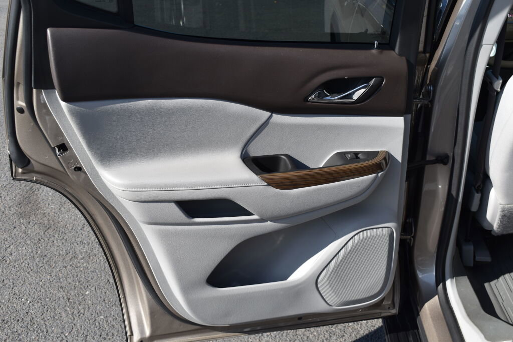 Used 2023 GMC Acadia SLE w/ Driver Convenience Package image 26