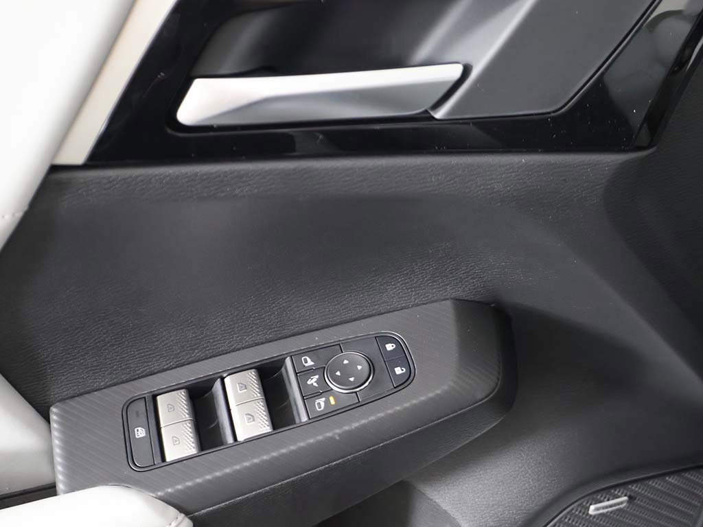 New 2025 Mitsubishi Outlander SE image 36