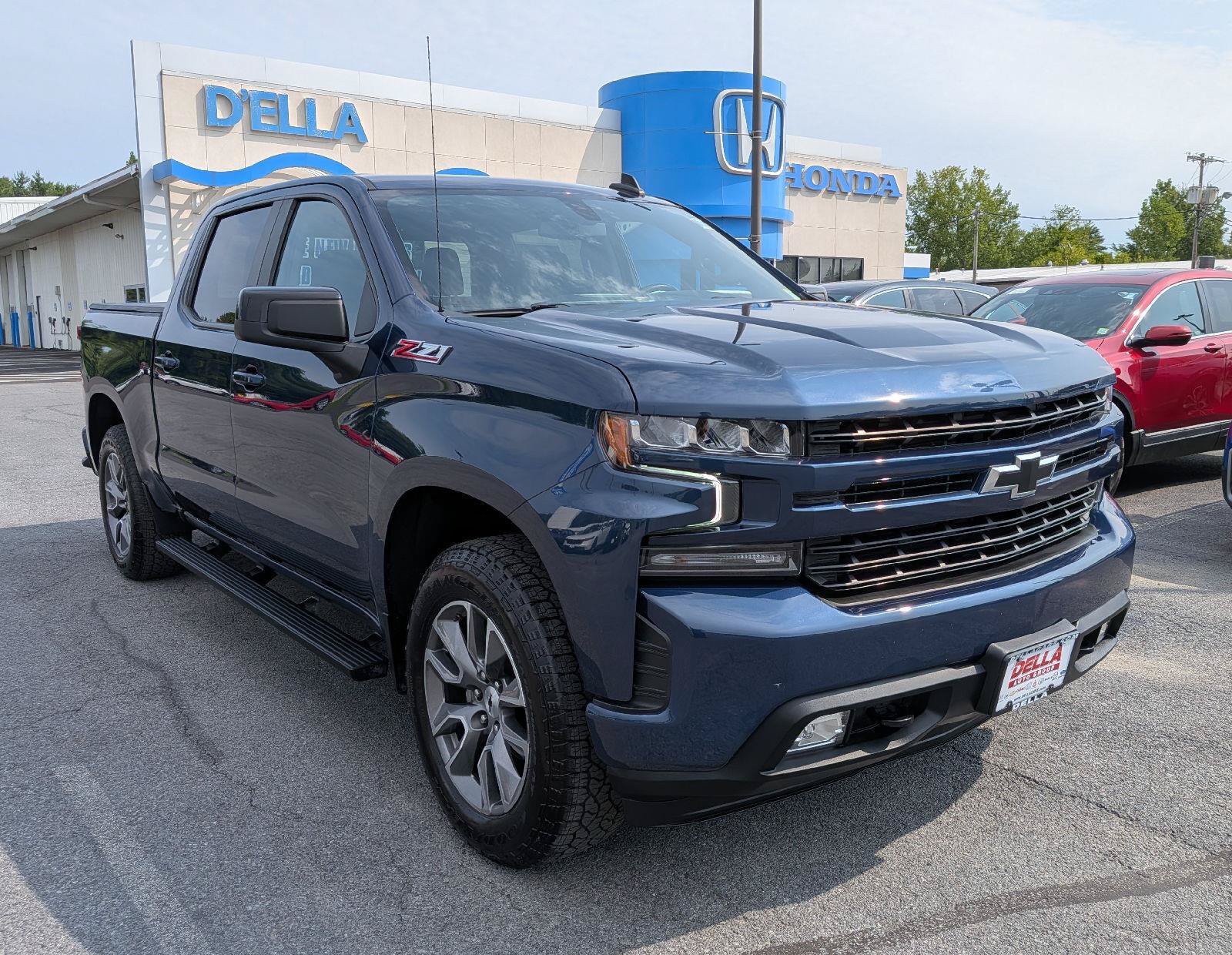 Used 2022 Chevrolet Silverado 1500 RST w/ Z71 Off-Road Package AWD/4WD image 3