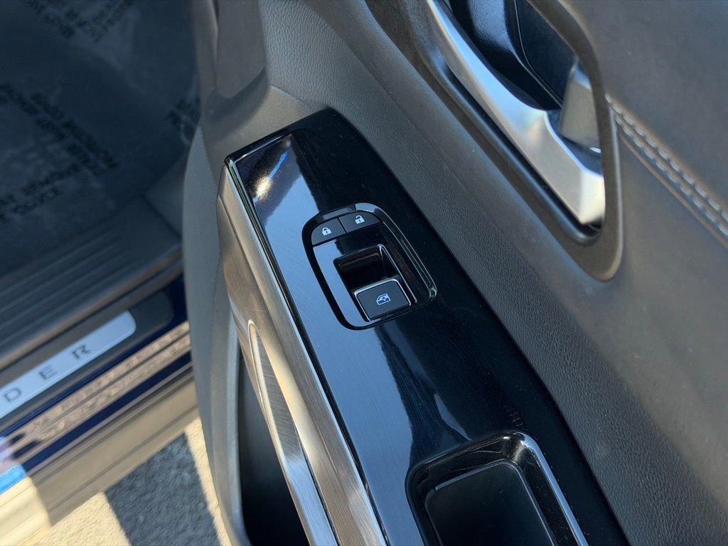 Used 2025 Nissan Pathfinder Platinum image 28