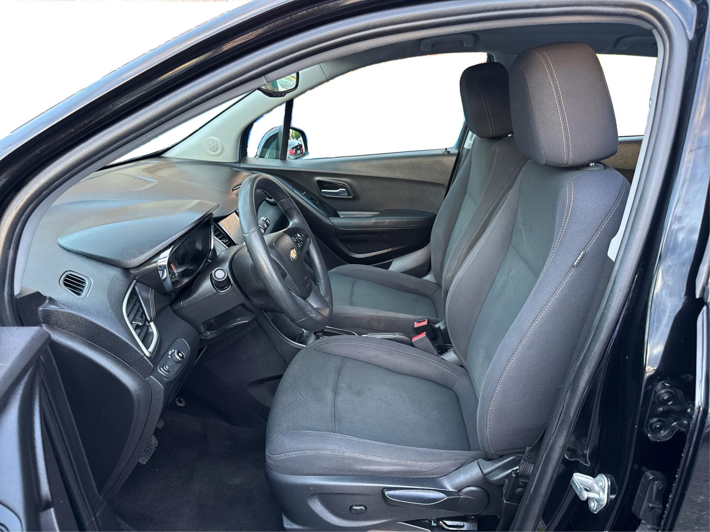 Used 2017 Chevrolet Trax LS FWD image 9