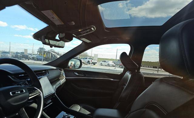 Used 2024 Jeep Grand Cherokee L Limited w/ Luxury Tech Group II image 12