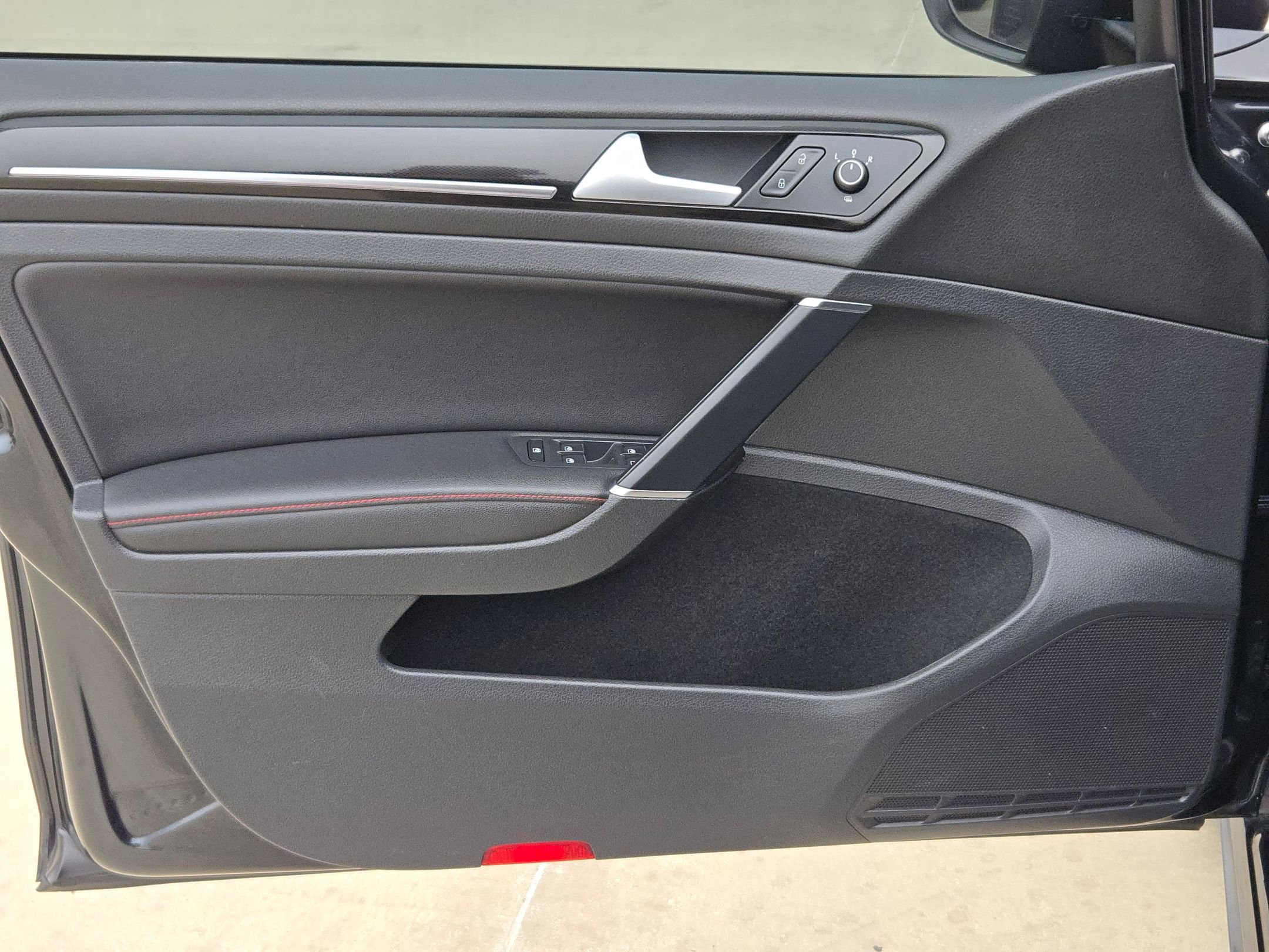 Used 2017 Volkswagen GTI SE image 12