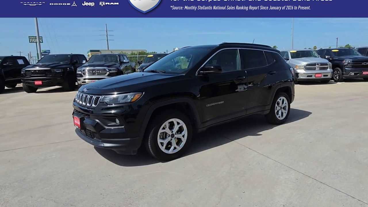 Used 2025 Jeep Compass Latitude w/ Sun & Sound Group AWD/4WD image 4