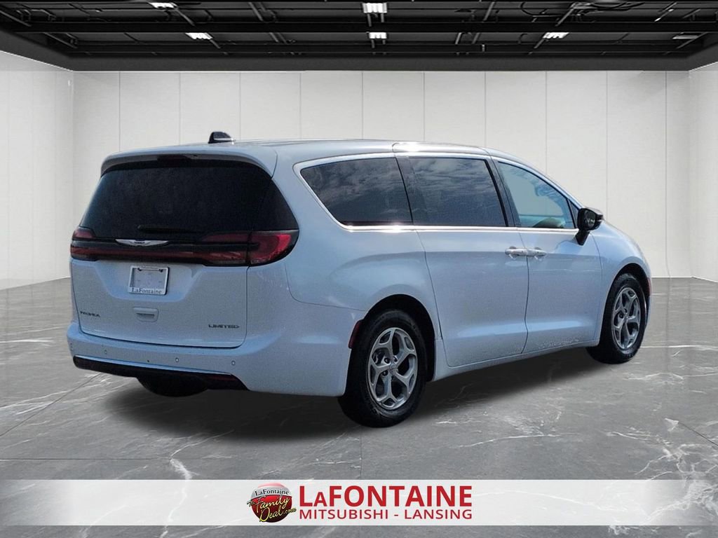 Used 2024 Chrysler Pacifica Limited image 5