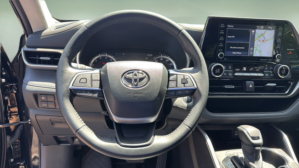 Used 2022 Toyota Highlander XLE AWD/4WD image 23