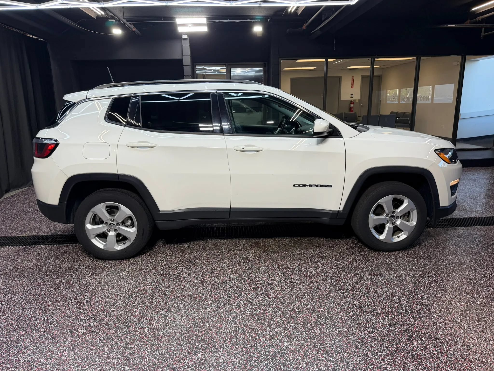 Used 2019 Jeep Compass Latitude w/ Cold Weather Group AWD/4WD image 9