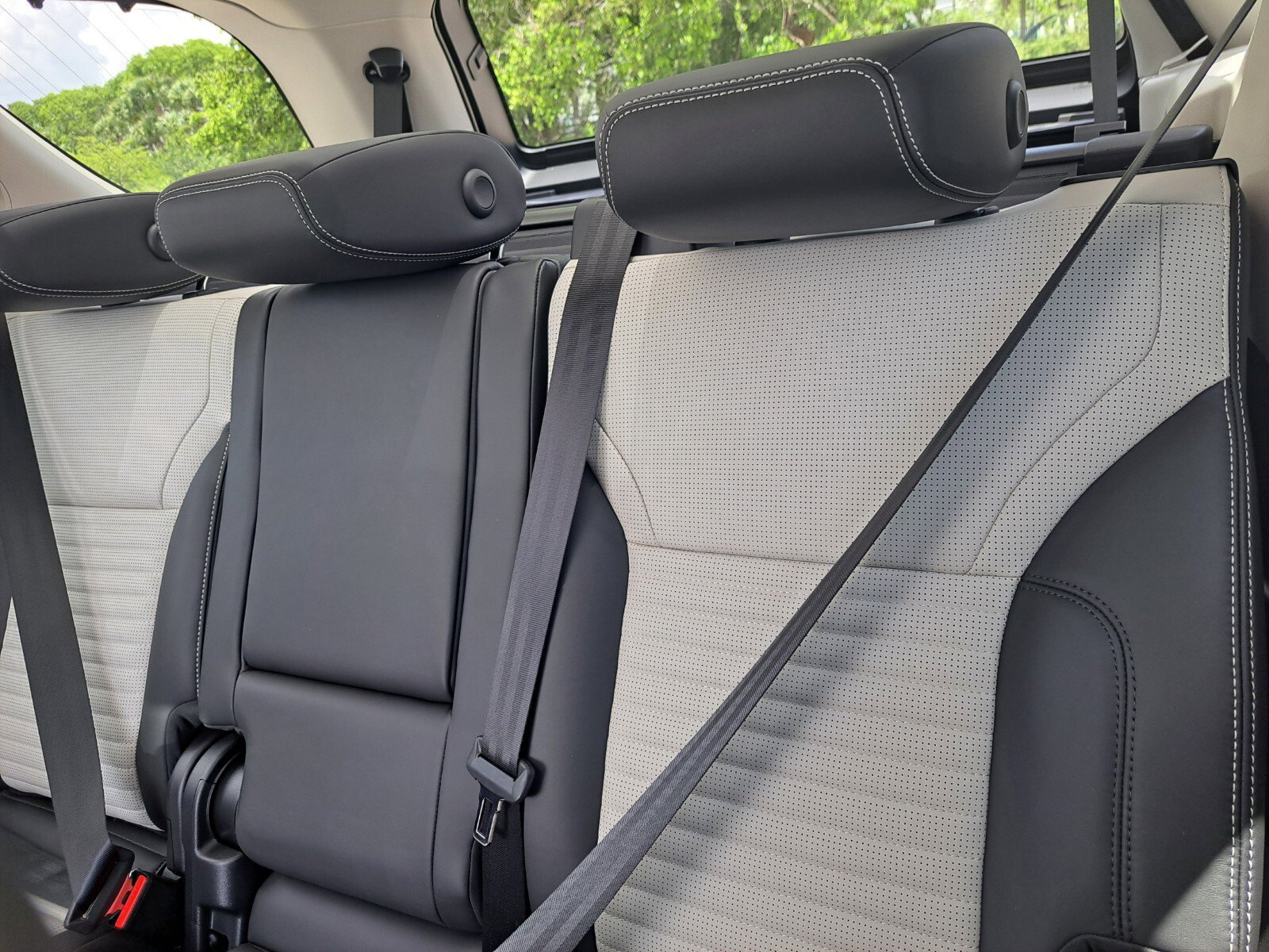 Certified 2025 Land Rover Discovery Dynamic SE image 16