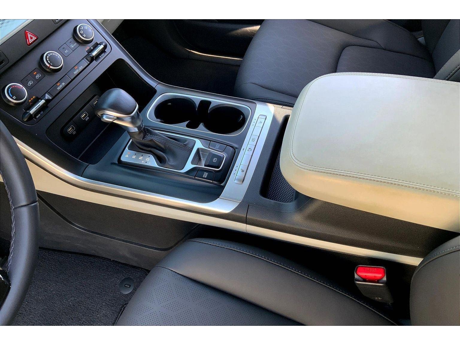 Used 2023 Kia Carnival LX image 16