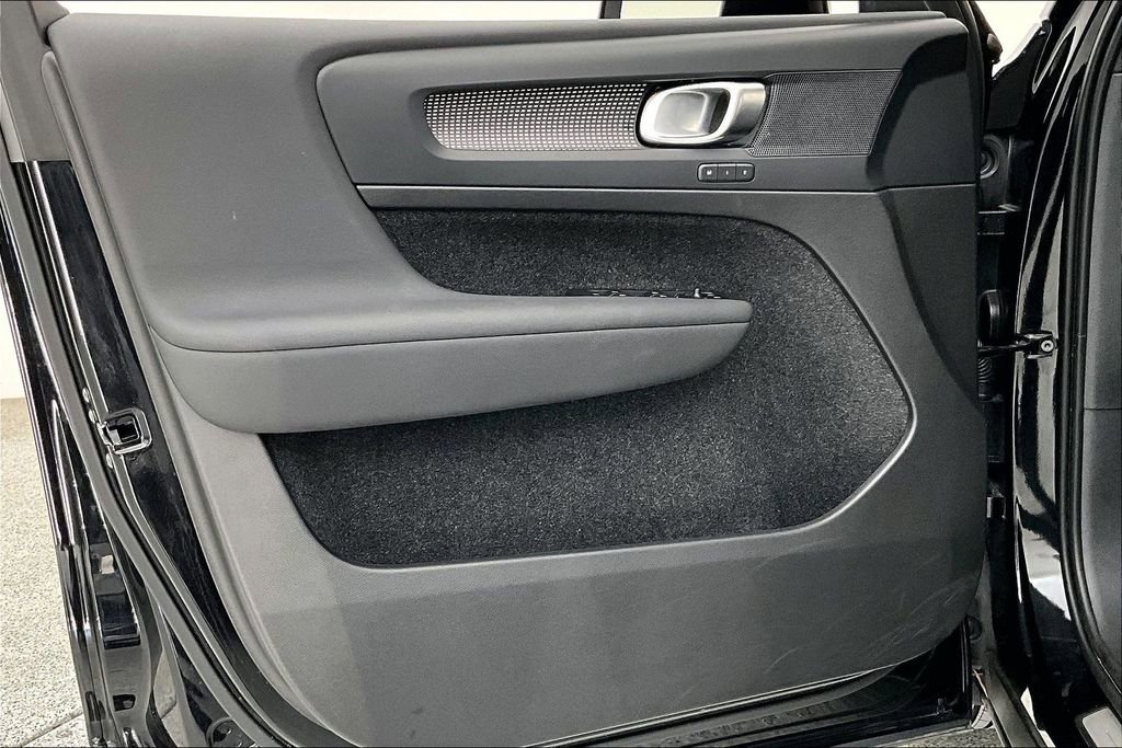 Certified 2025 Volvo XC40 B5 Plus image 24