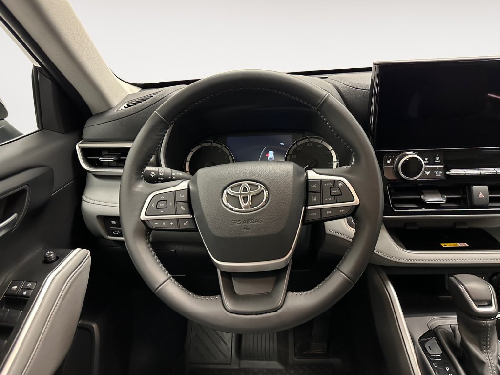 Used 2025 Toyota Highlander XLE AWD/4WD image 13