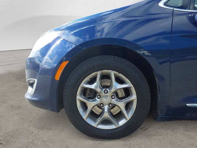 Used 2017 Chrysler Pacifica Limited w/ UConnect Theater Package FWD image 9