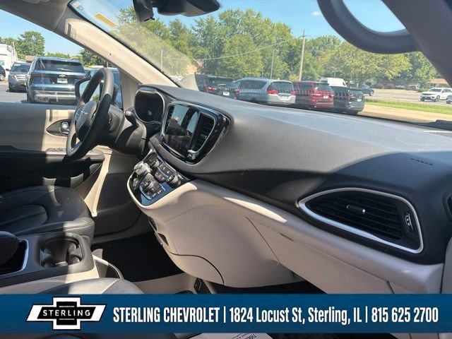 Used 2024 Chrysler Pacifica Touring-L FWD image 11