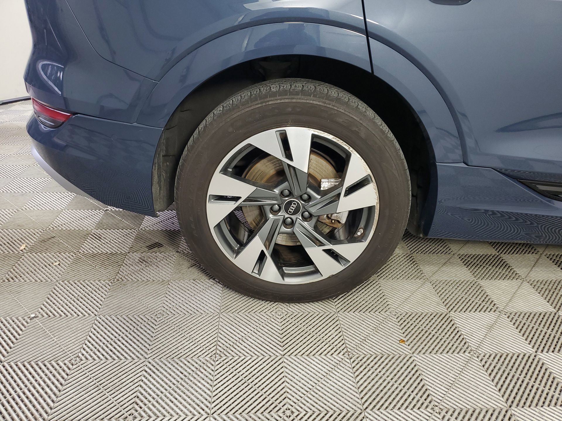 Used 2023 Audi e-tron Premium Plus w/ Premium Plus Package image 13