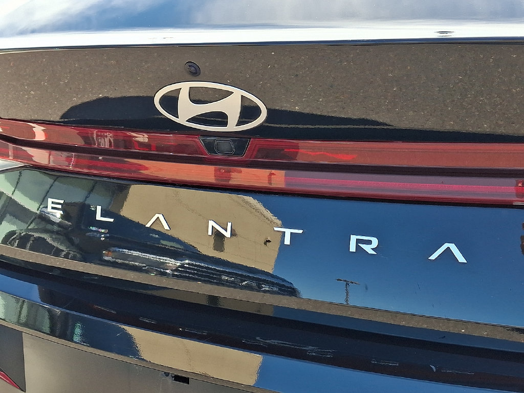 Certified 2025 Hyundai Elantra Limited FWD image 31