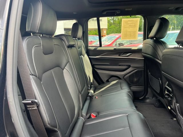 Used 2025 Jeep Grand Cherokee Limited w/ Luxury Tech Group II AWD/4WD image 28
