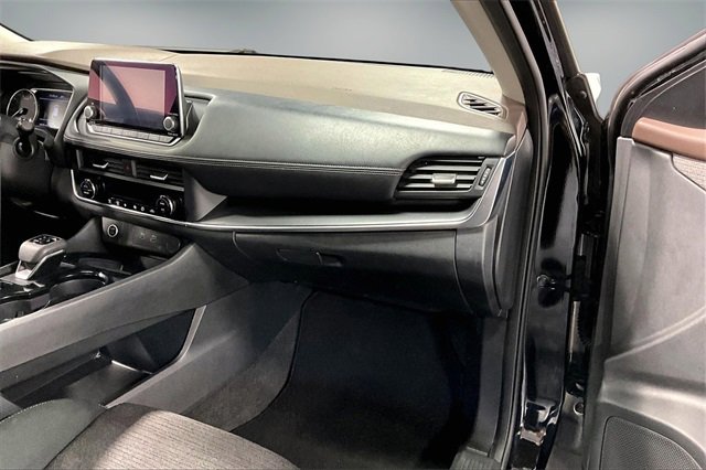 Used 2023 Nissan Rogue SV image 25