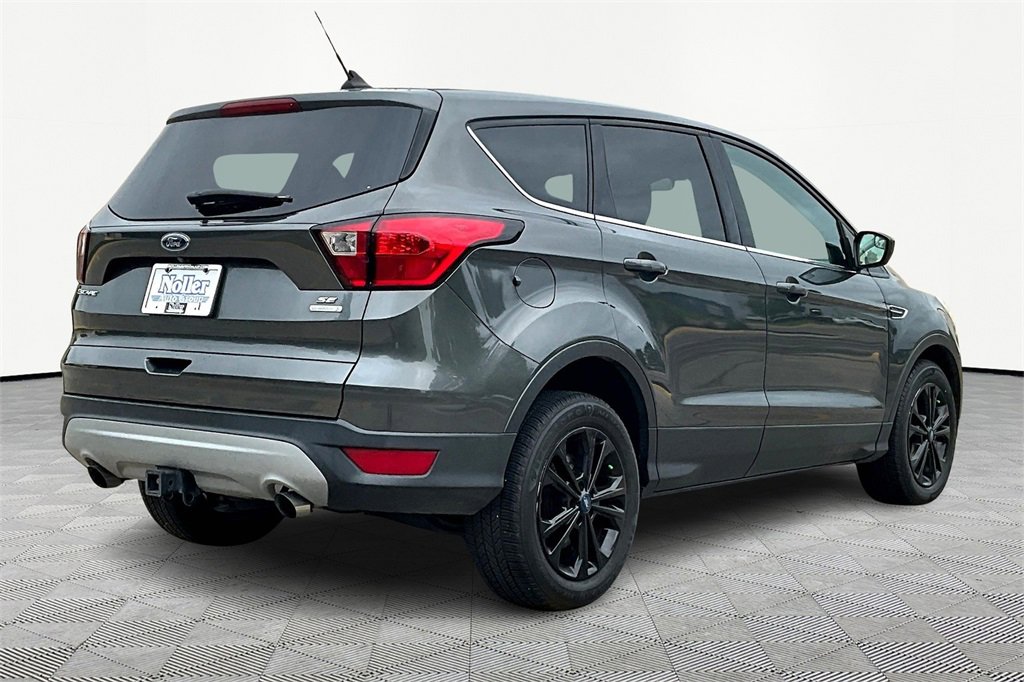 Used 2019 Ford Escape SE image 2