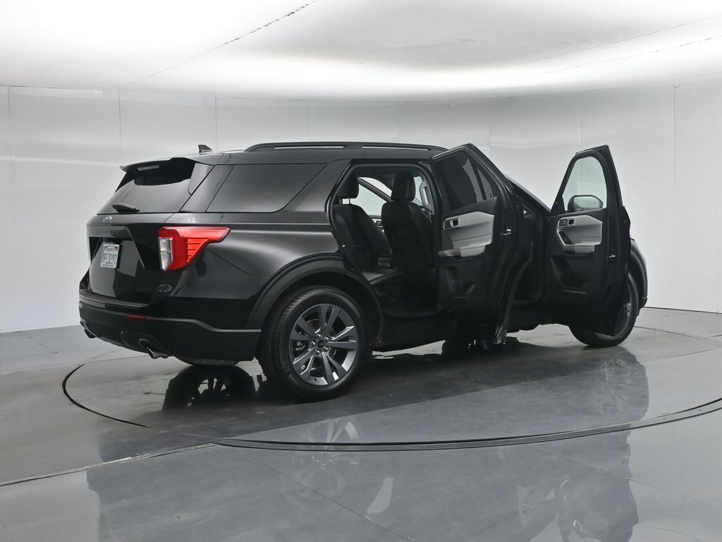 Used 2022 Ford Explorer XLT w/ Equipment Group 202A RWD image 6