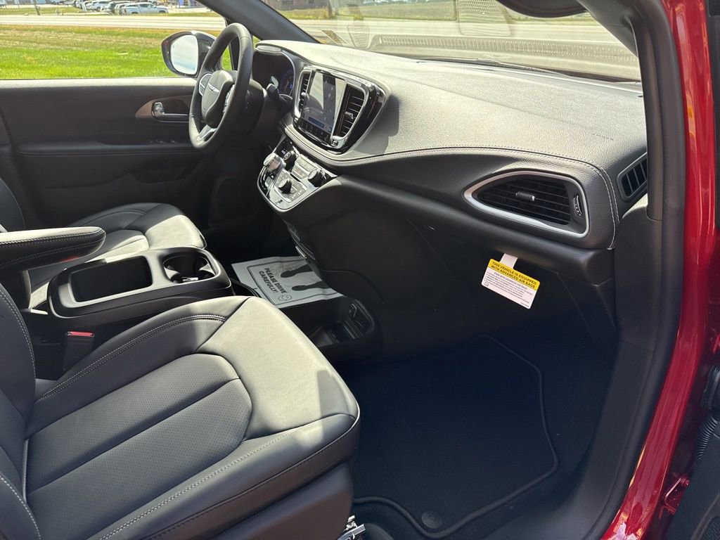 New 2026 Chrysler Pacifica Select FWD image 17