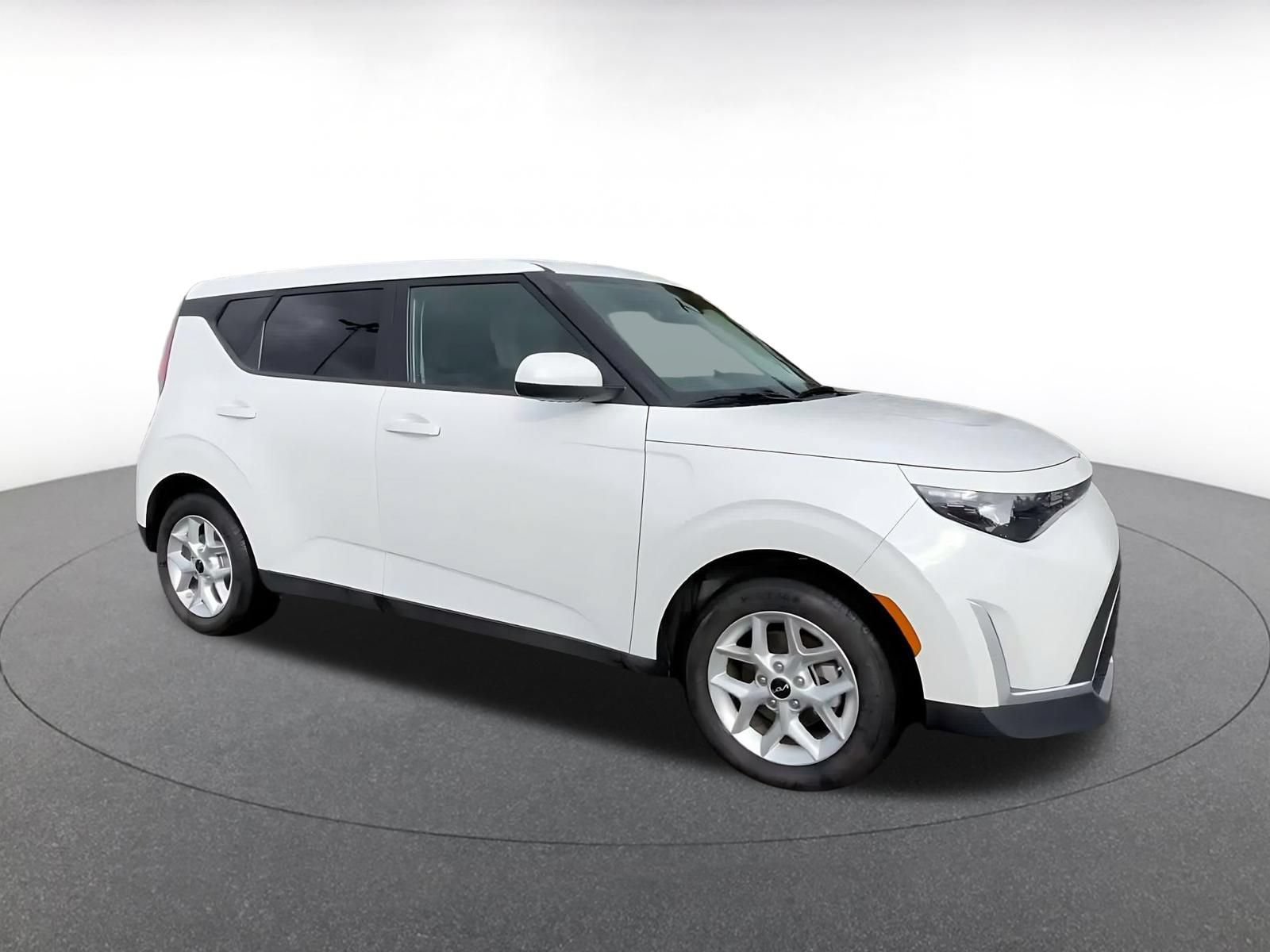 Used 2025 Kia Soul LX w/ LX Technology Package FWD image 2