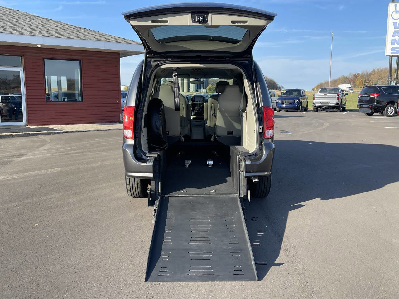 Used 2016 Dodge Grand Caravan SE w/ Quick Order Package 29E SE image 4