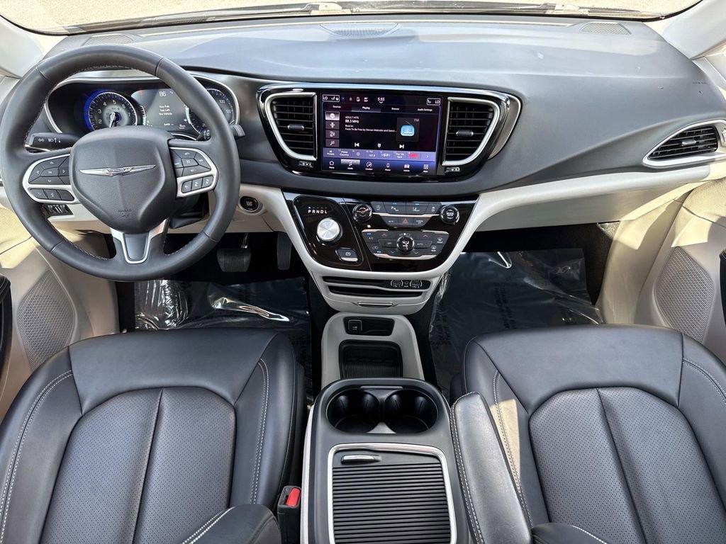 Used 2024 Chrysler Pacifica Touring-L image 20