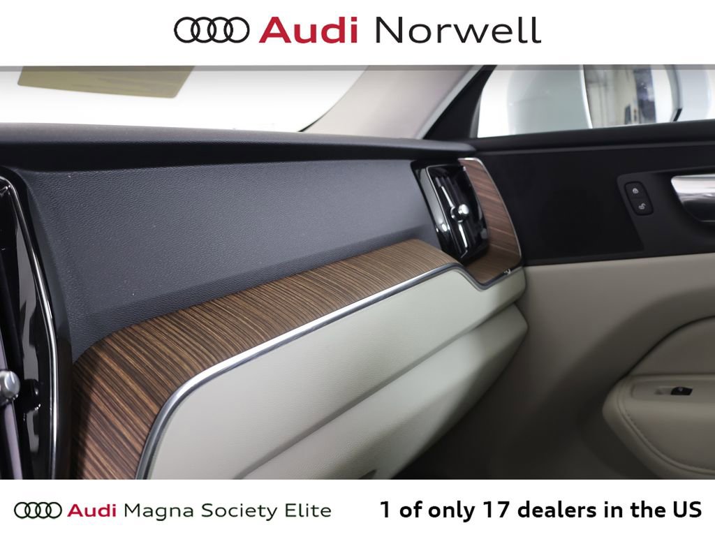 Used 2022 Volvo XC60 B5 Momentum w/ Climate Package image 7