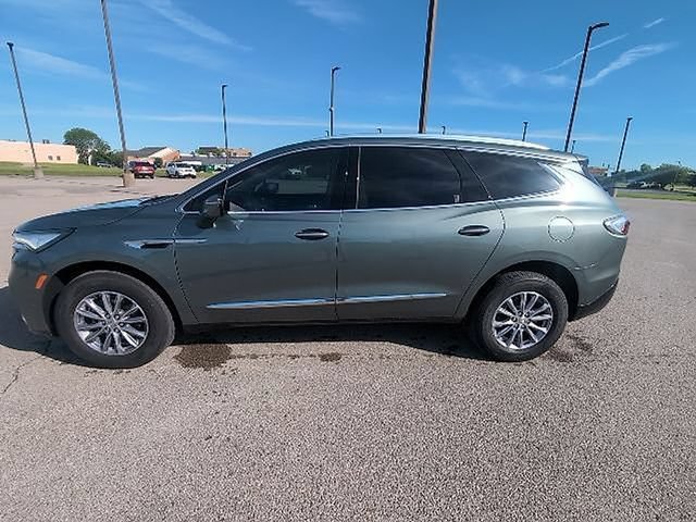 Used 2025 Buick Enclave Preferred w/ Power Package FWD image 9