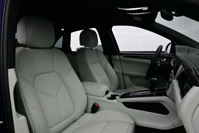 Certified 2025 Porsche Macan AWD/4WD image 18