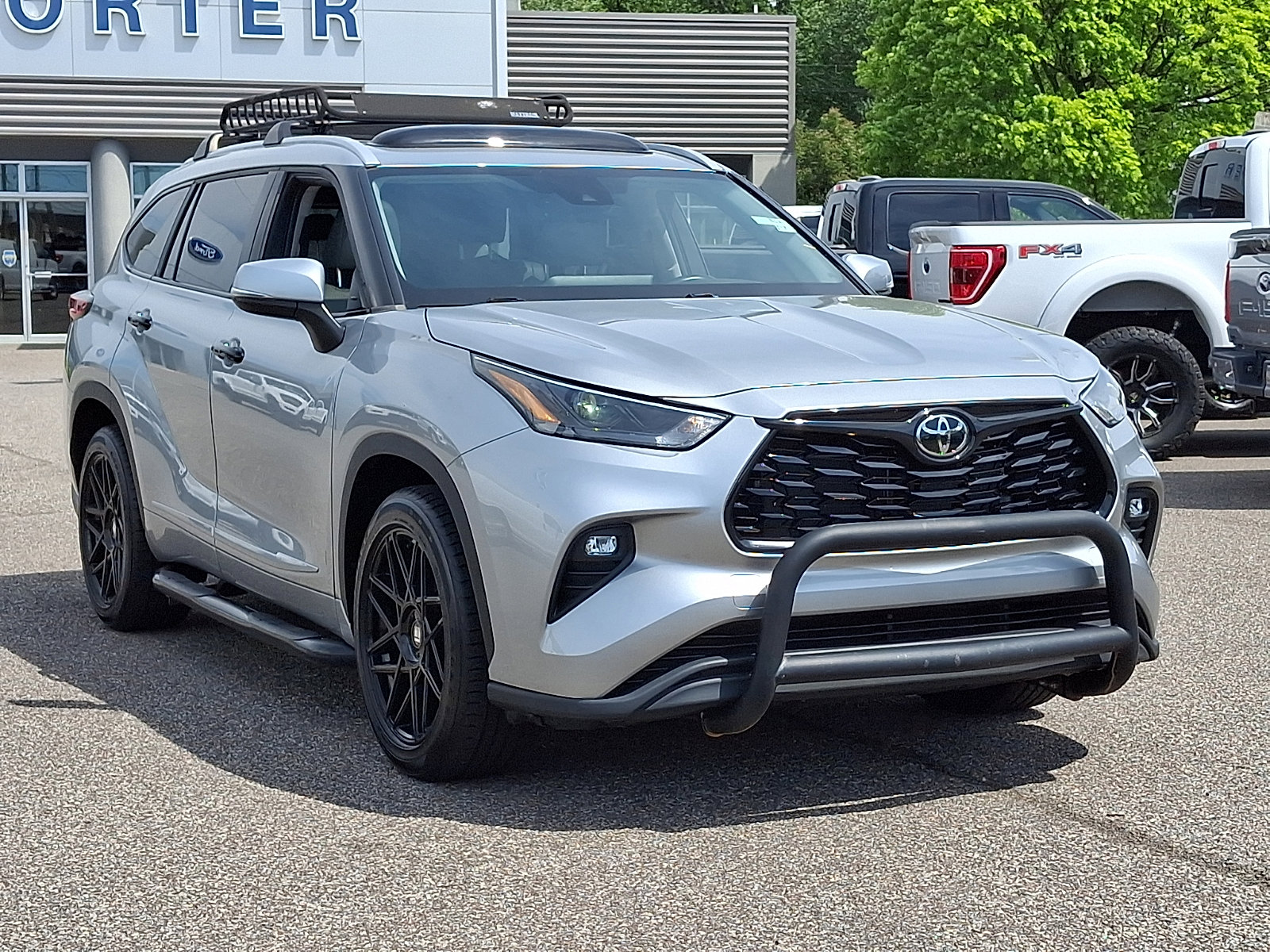 Used 2023 Toyota Highlander XLE FWD image 2