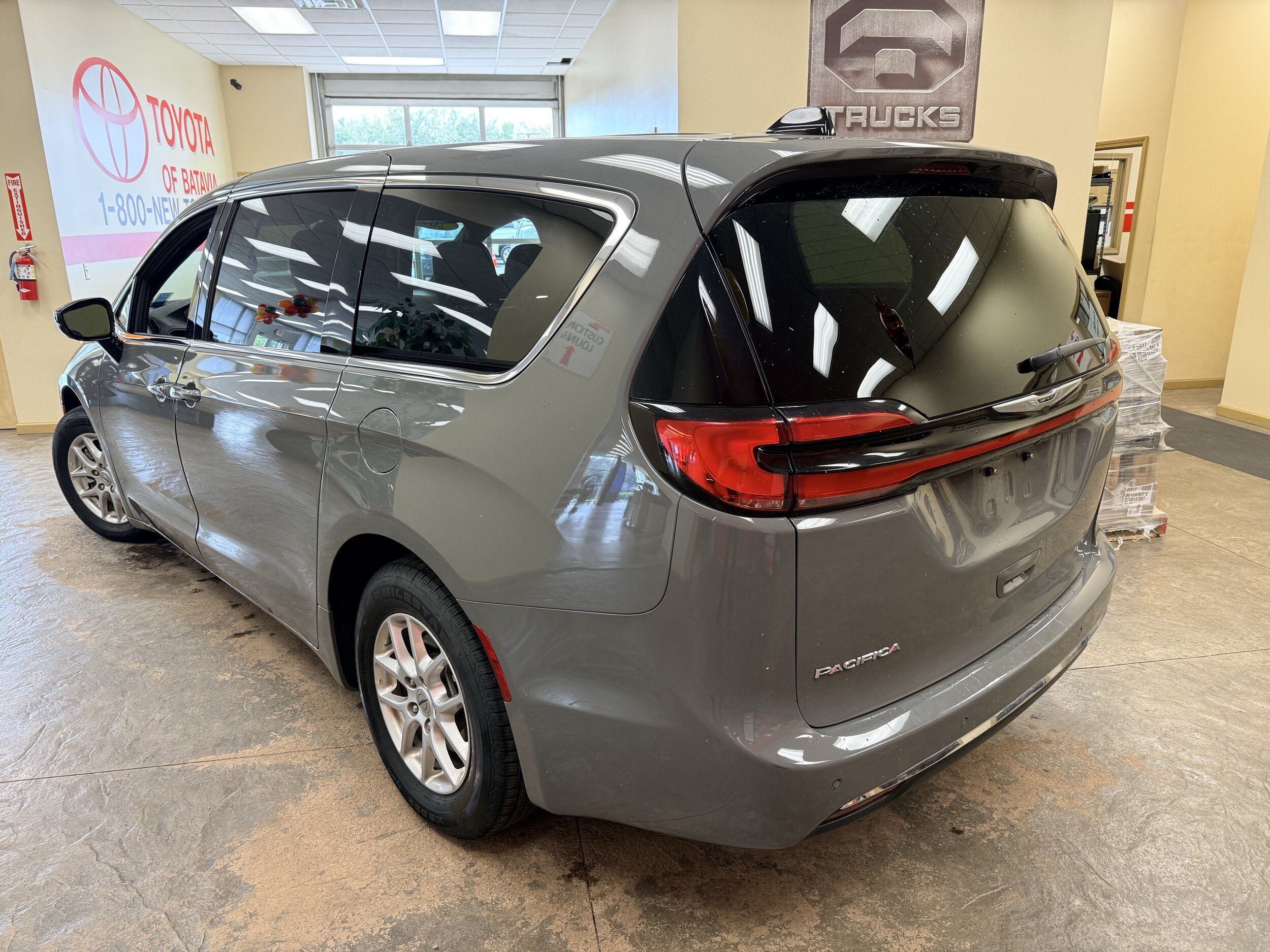 Used 2025 Chrysler Pacifica Select FWD image 7