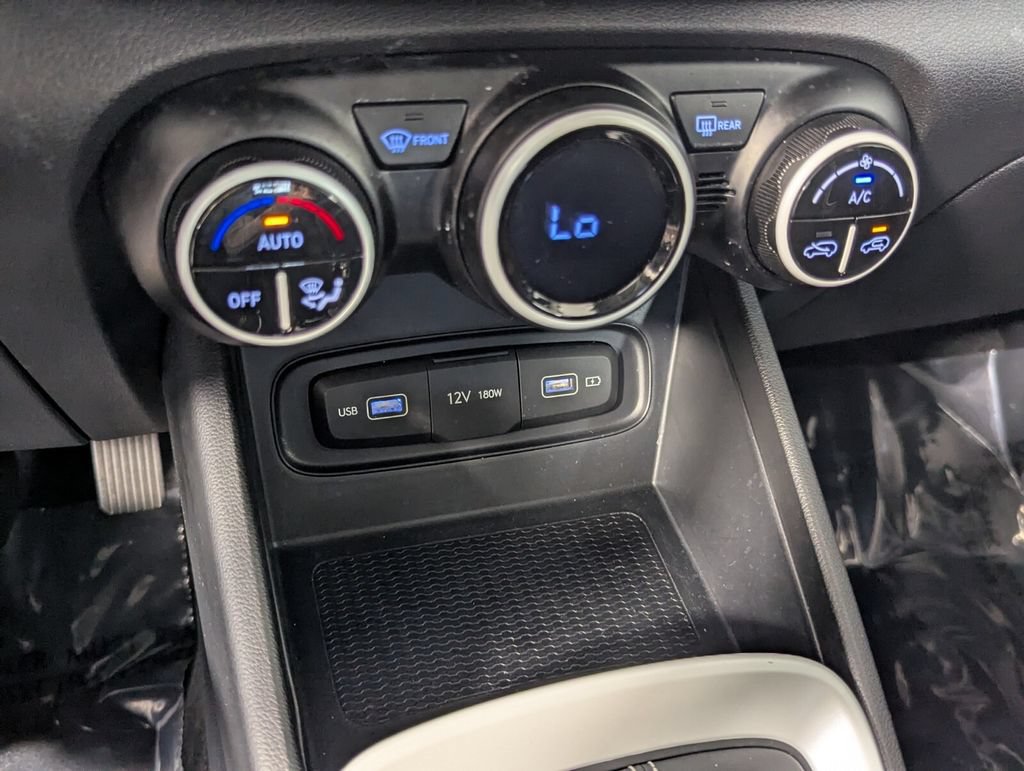 Used 2022 Hyundai Venue Limited FWD image 22