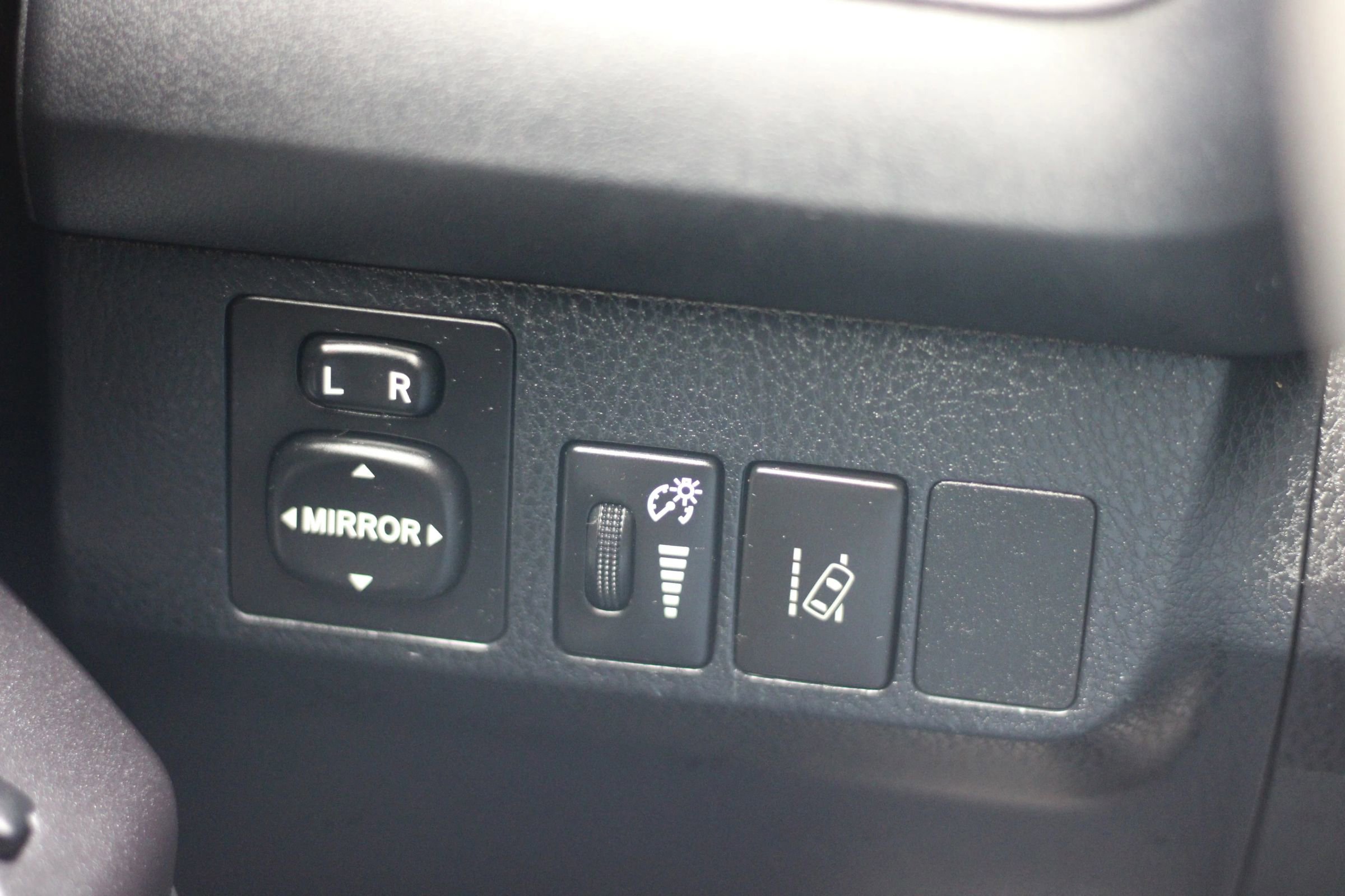 Used 2018 Toyota RAV4 LE FWD image 20