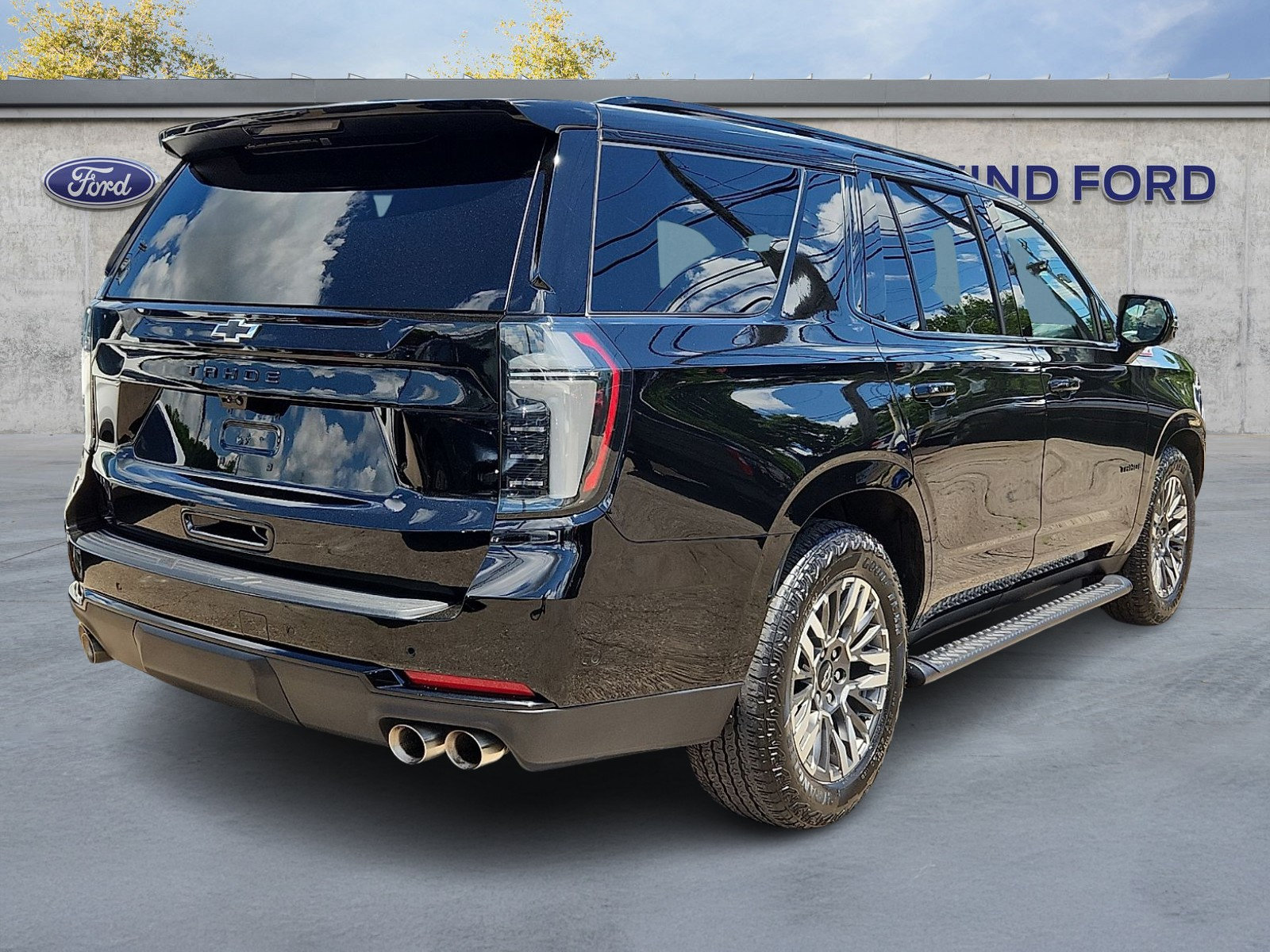 Used 2025 Chevrolet Tahoe Z71 w/ Z71 Off-Road Package AWD/4WD image 6