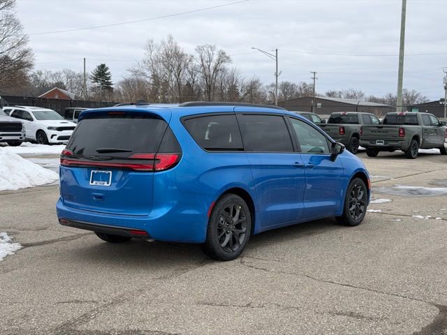 New 2026 Chrysler Pacifica Select image 3