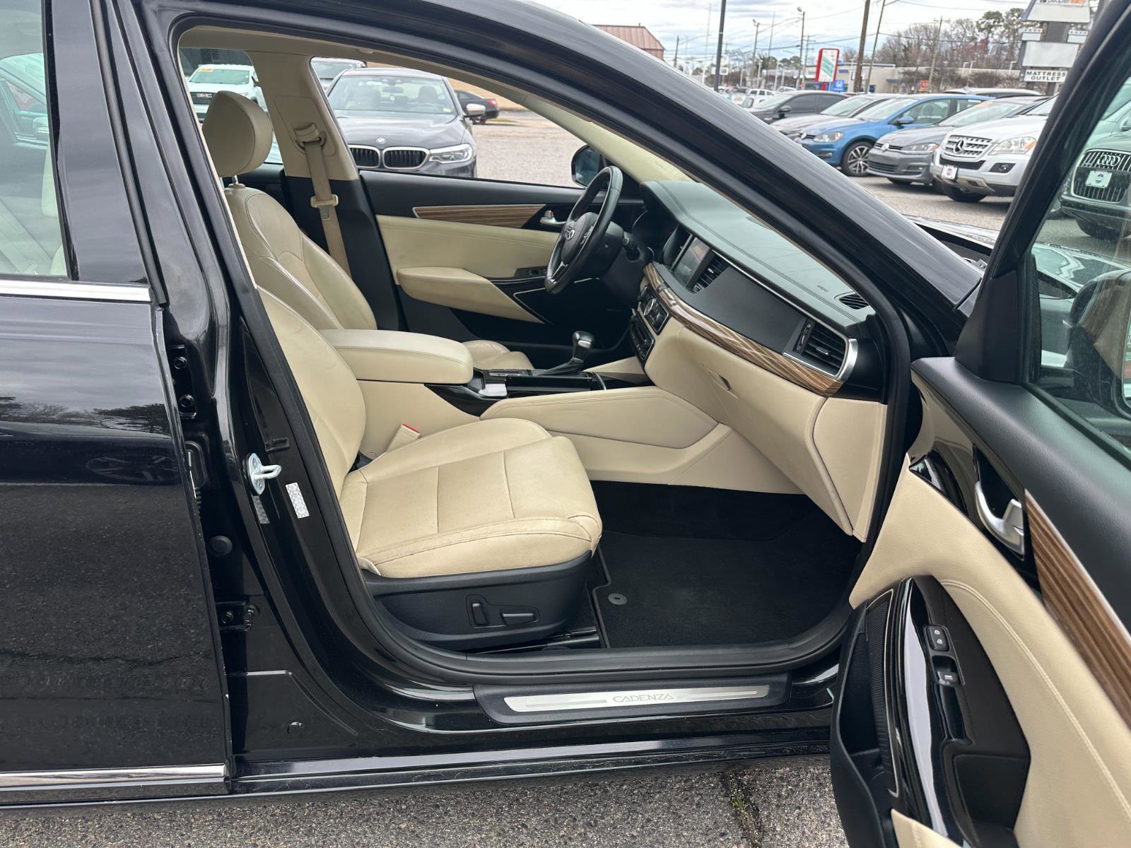 Used 2017 Kia Cadenza Premium w/ Luxury Package image 29