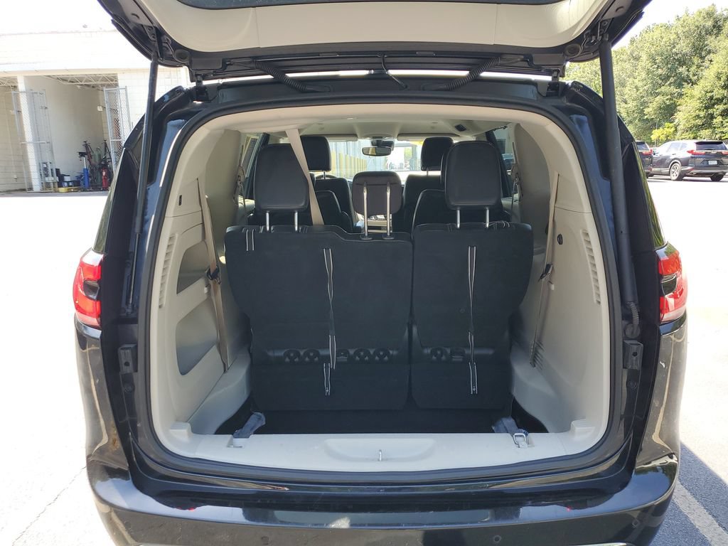 Used 2023 Chrysler Pacifica Touring-L FWD image 9