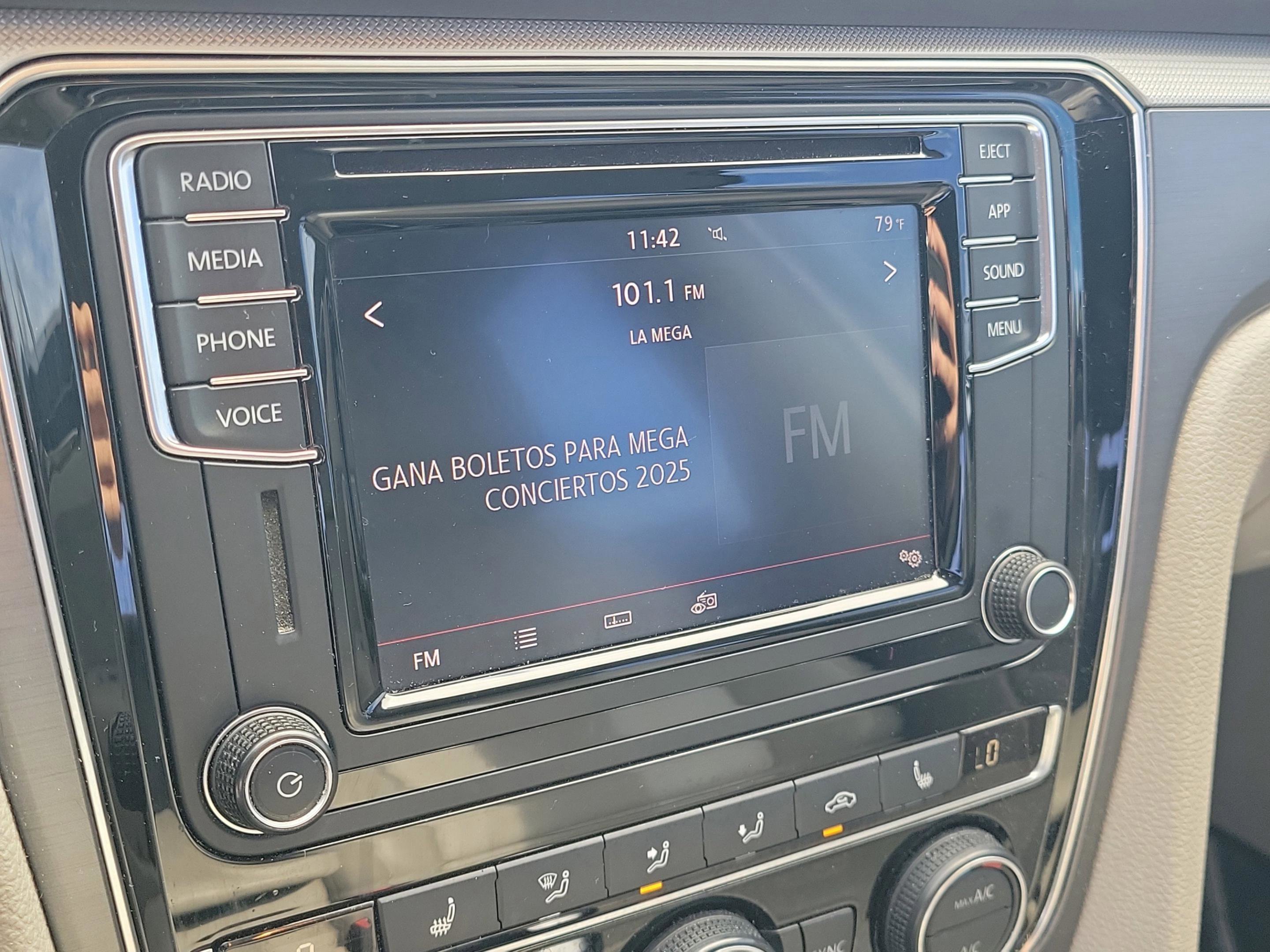 Used 2018 Volkswagen Passat 2.0T R-Line w/ R-Line Lighting Package image 26