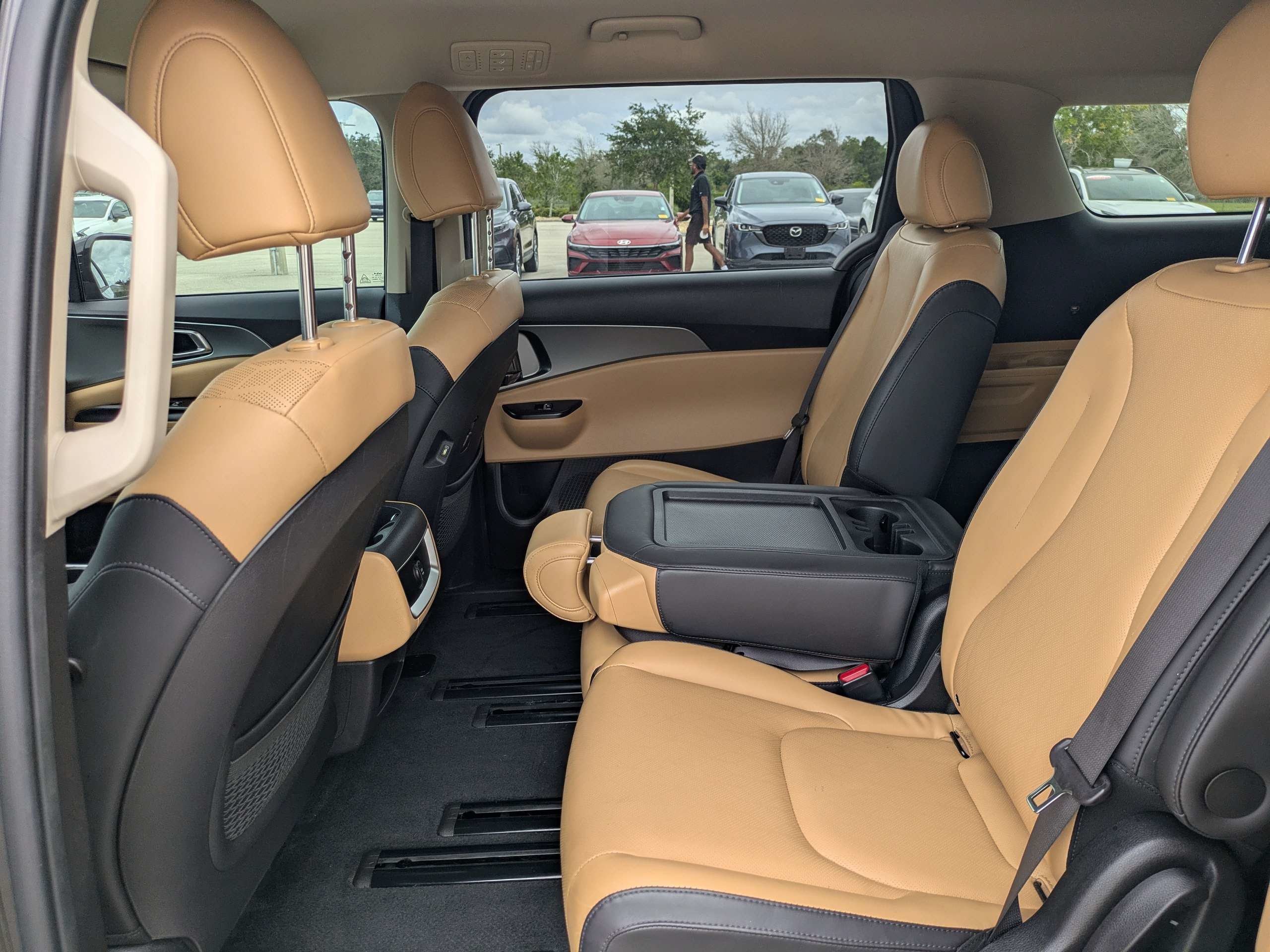 Certified 2022 Kia Carnival LX FWD image 13