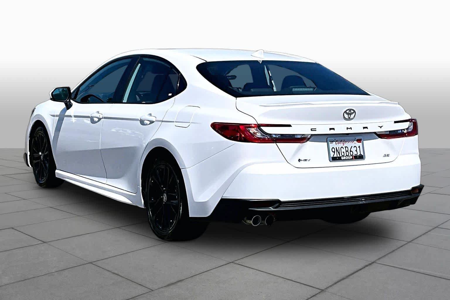 Used 2025 Toyota Camry SE FWD image 11