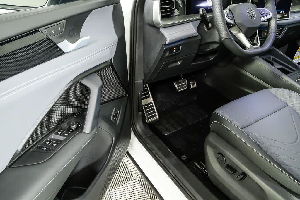 New 2026 Volkswagen Tiguan SE R-Line FWD image 9