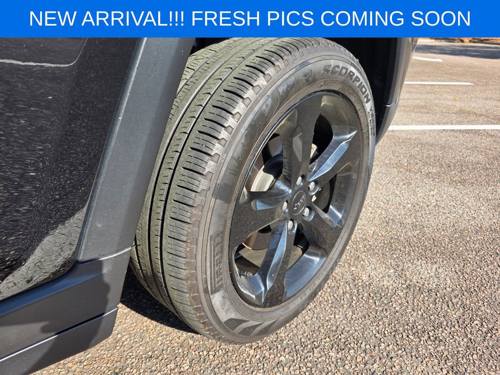 Used 2024 Jeep Grand Cherokee Limited w/ Black Appearance Package image 7