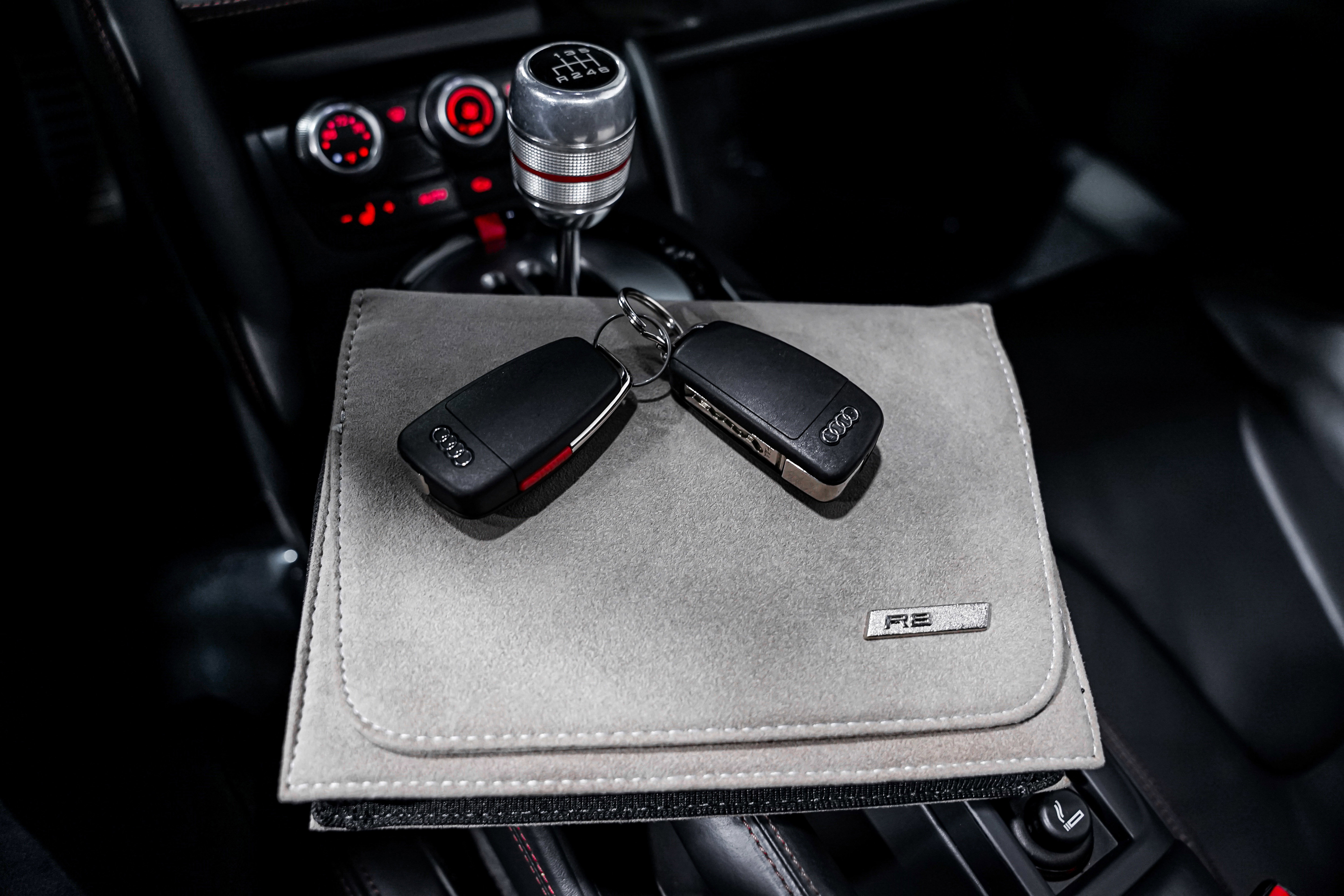 Used 2014 Audi R8 V8 w/ Full Leather Package image 18