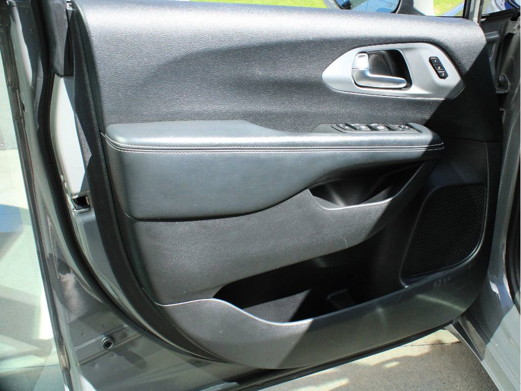 Used 2021 Chrysler Pacifica Touring-L w/ Premium & Safety Sphere Group AWD/4WD image 9