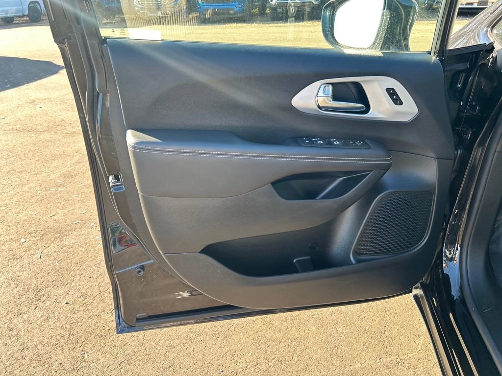 Used 2025 Chrysler Pacifica Limited image 18